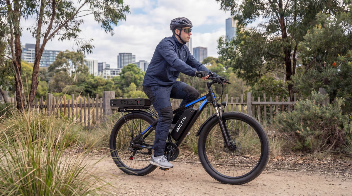 Homme roulant sur le vélo électrique Duotts C29-K dans un parc