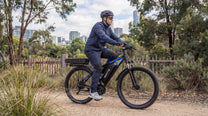 Homme roulant sur le vélo électrique Duotts C29-K dans un parc