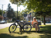 Personne assise à côté du vélo électrique Duotts C29 Max dans un parc