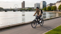 Homme roulant sur le vélo électrique Duotts C29 Max sur la route