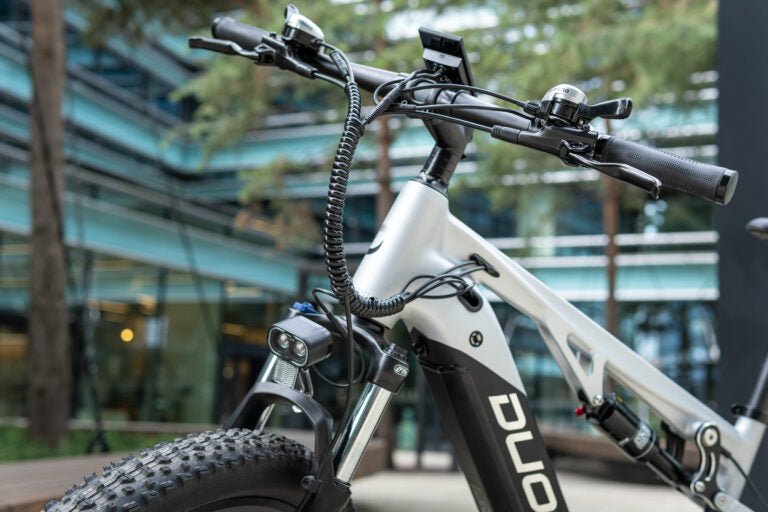 Personne roulant sur le VTT électrique Duotts E29 en ville