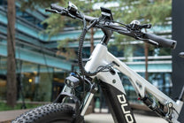 Personne roulant sur le VTT électrique Duotts E29 en ville