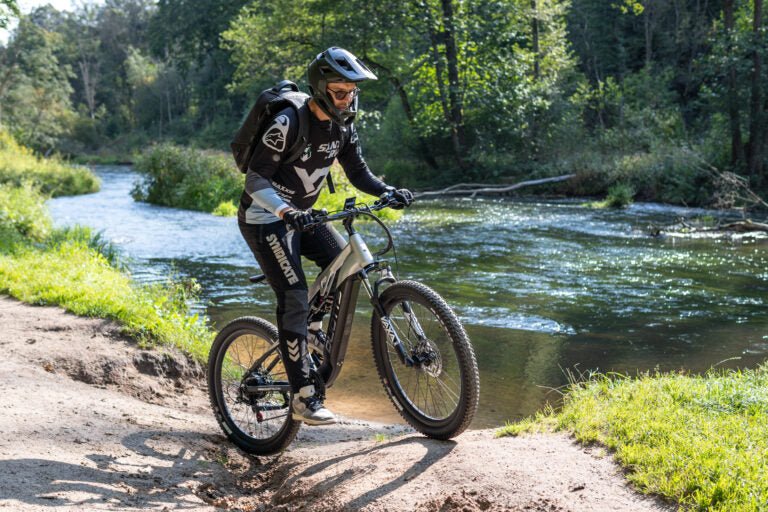Homme roulant sur le VTT électrique Duotts E29 en forêt