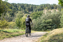 Homme roulant sur le VTT électrique Duotts E29 en forêt