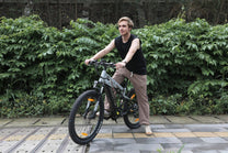 Femme debout avec le VTT électrique Duotts E29 dans un parc
