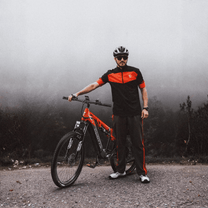 Homme debout avec le VTT électrique Duotts E29