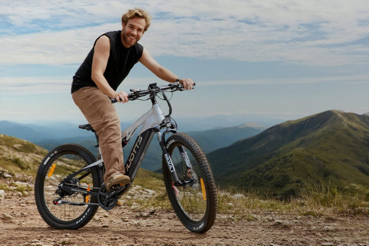 Homme debout avec le VTT électrique Duotts E29 sur une pelouse