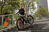 Femme debout avec le VTT électrique Duotts E29 dans un parc