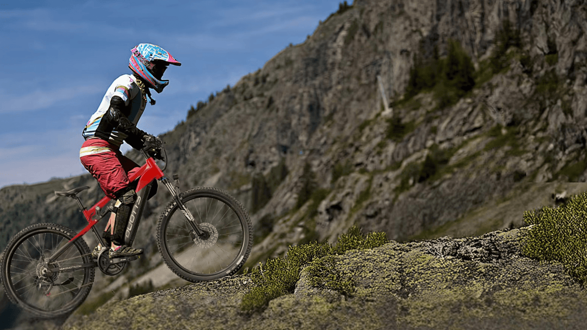 Pilote sur le VTT électrique Duotts E29 en tout-terrain en montagne