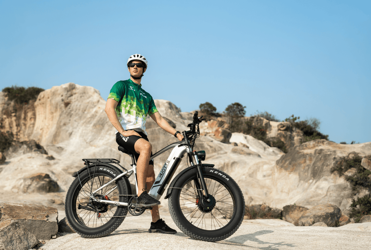 Pilote sur le vélo électrique fat bike Duotts F26 en tout-terrain