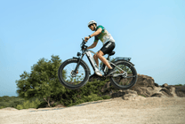Pilote sur le vélo électrique fat bike Duotts F26 en tout-terrain