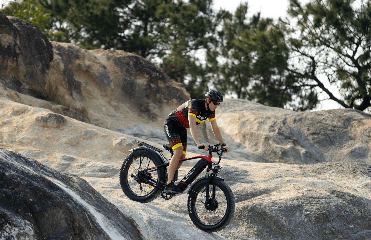 Pilote sur le vélo électrique fat bike Duotts F26 en tout-terrain