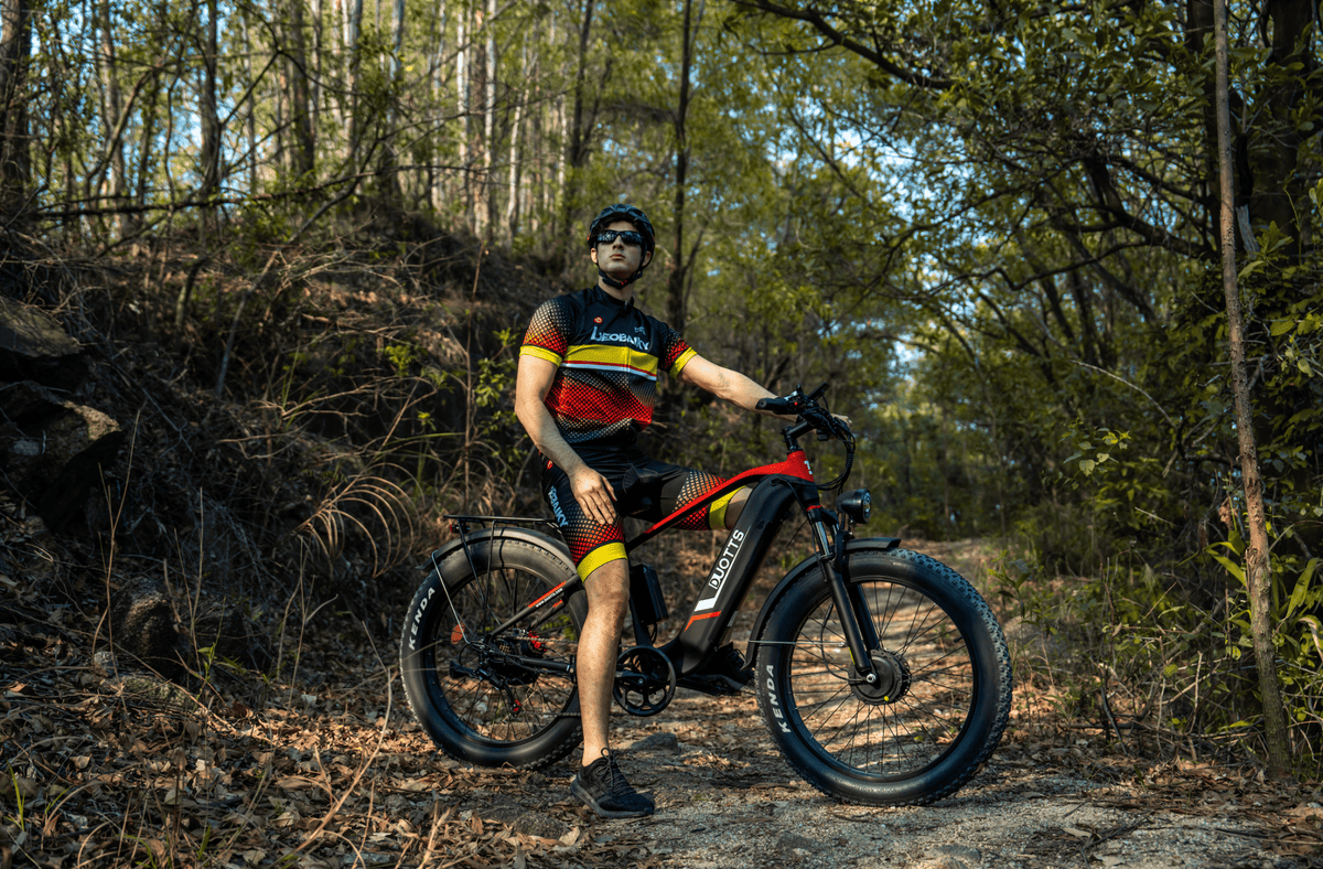 Pilote sur le vélo électrique fat bike Duotts F26 en tout-terrain en forêt