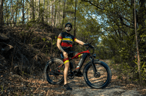 Pilote sur le vélo électrique fat bike Duotts F26 en tout-terrain en forêt