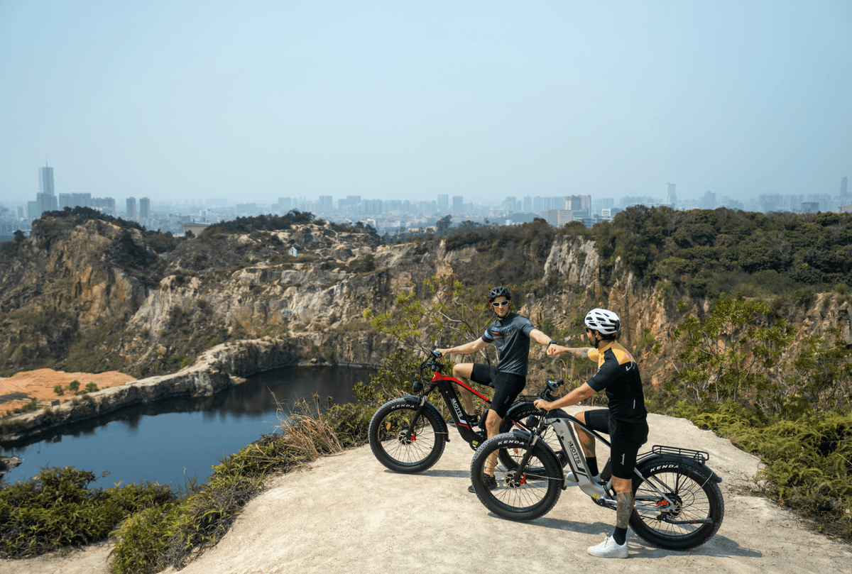 Deux personnes avec le vélo électrique fat bike Duotts F26