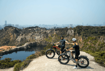 Deux personnes avec le vélo électrique fat bike Duotts F26