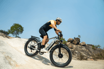 Pilote sur le vélo électrique fat bike Duotts F26 en tout-terrain