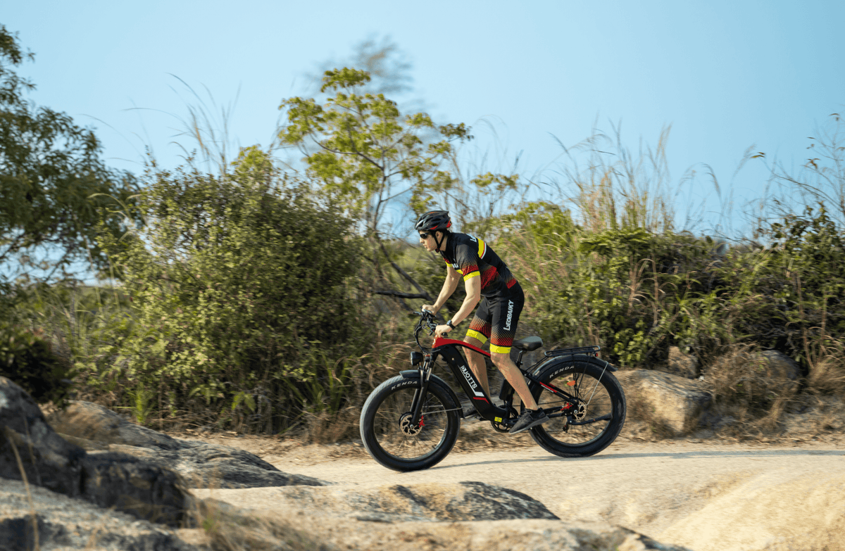 Pilote sur le vélo électrique fat bike Duotts F26 en tout-terrain