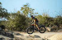 Pilote sur le vélo électrique fat bike Duotts F26 en tout-terrain