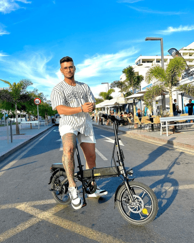 Homme debout avec le vélo électrique pliant DYU A1F Pro en ville
