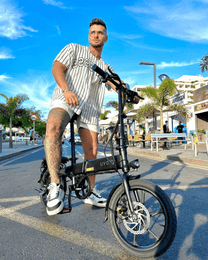 Homme debout avec le vélo électrique pliant DYU A1F Pro en ville