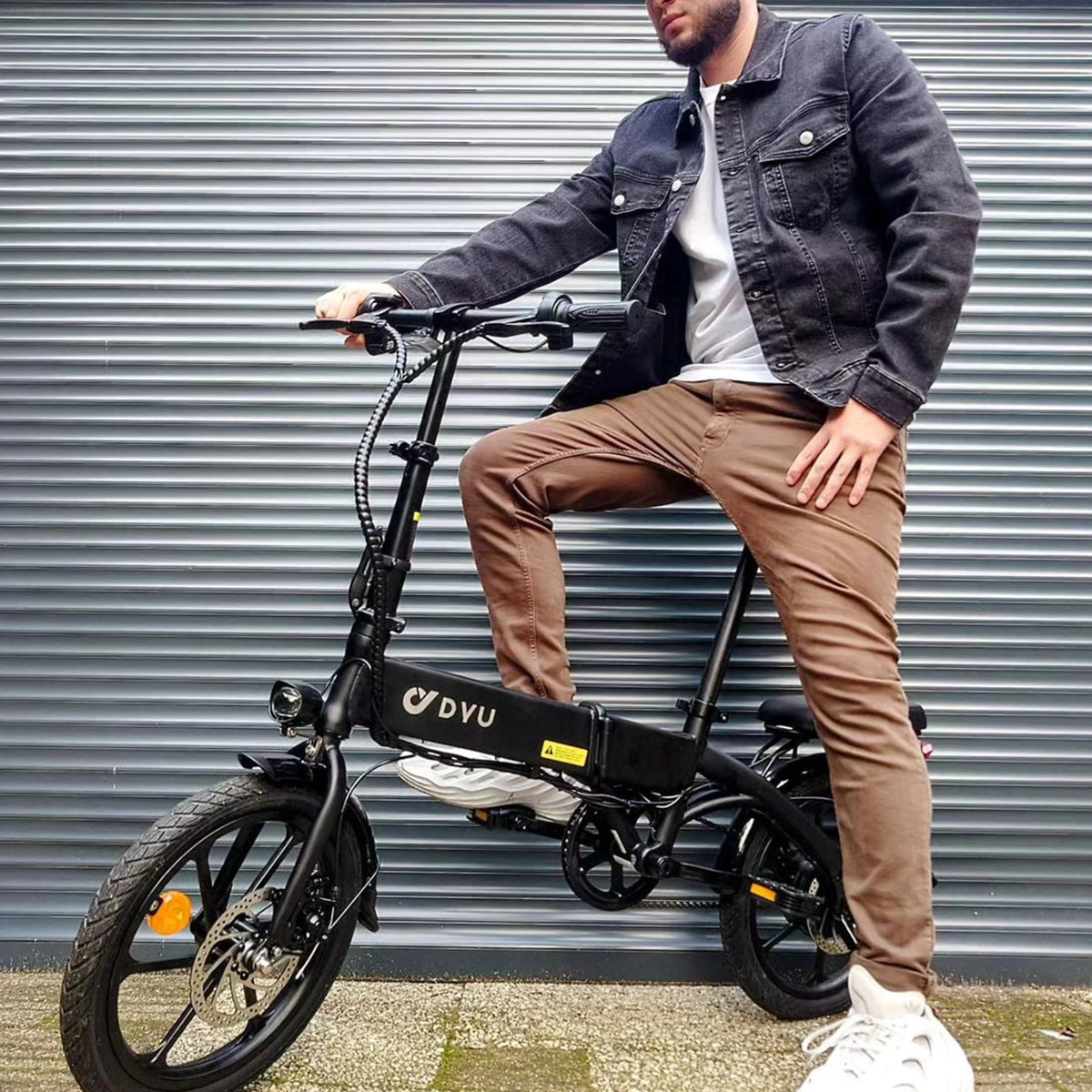 Homme debout avec le vélo électrique pliant DYU A1F Pro