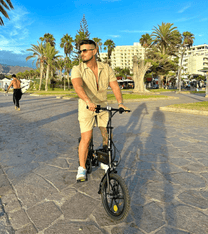 Homme debout avec le vélo électrique pliant DYU A1F Pro en ville