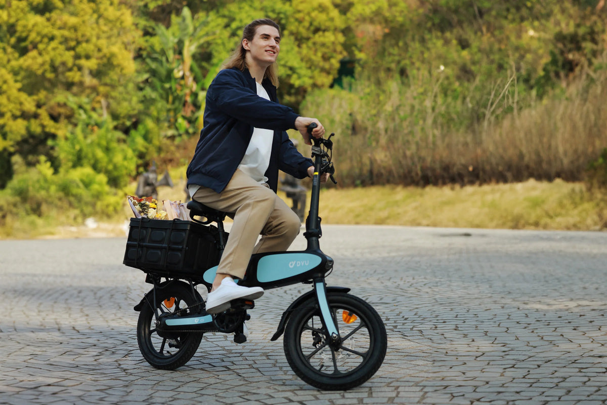 Homme roulant sur le vélo électrique pliant DYU C2 sur une allée