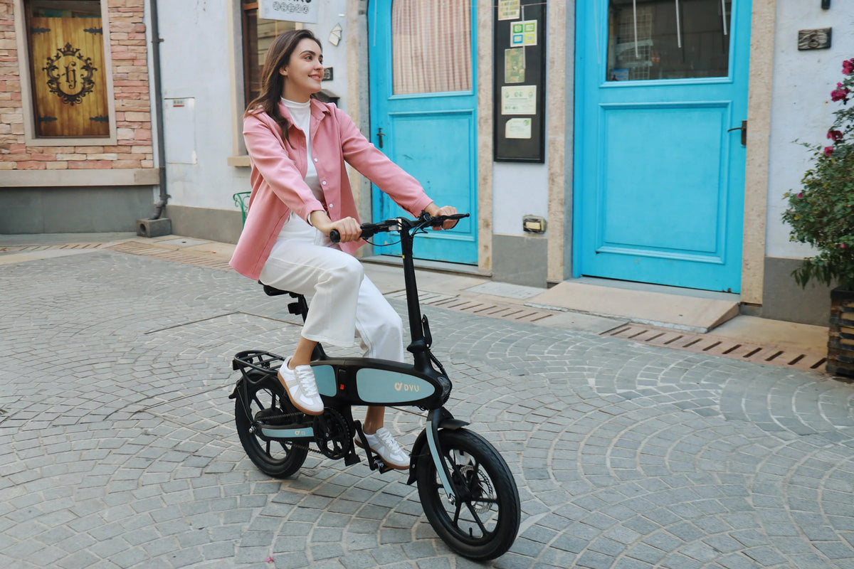 Femme roulant sur le vélo électrique pliant DYU C2 en ville