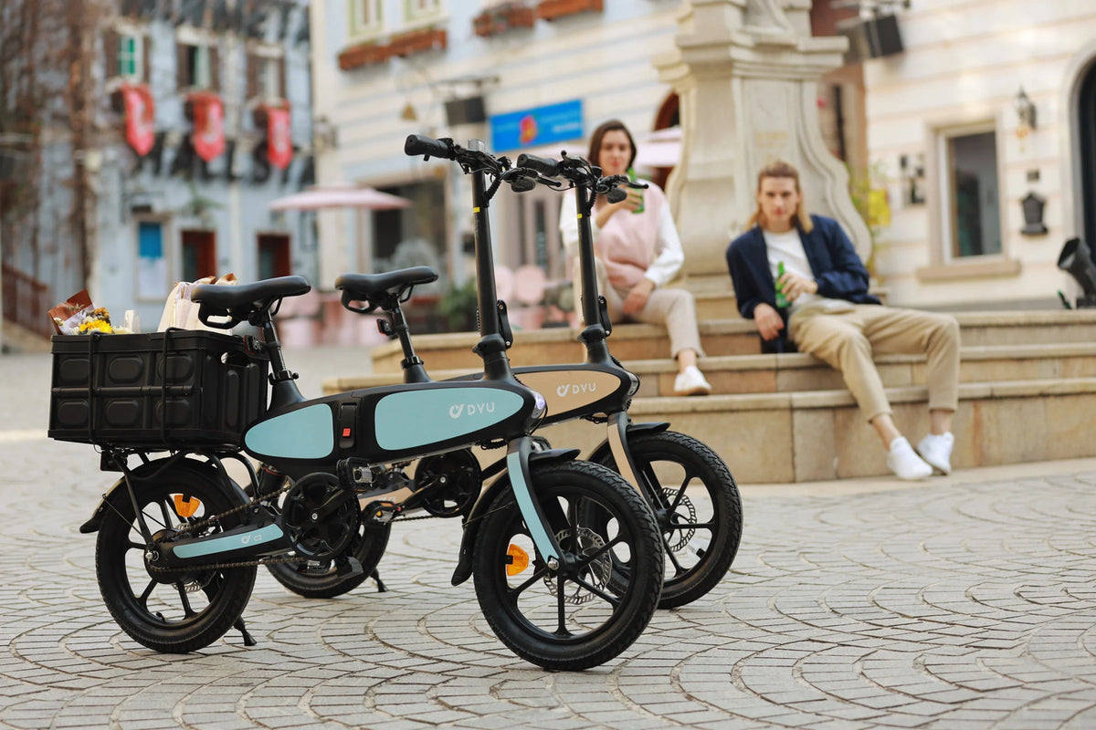 Deux personnes avec le vélo électrique pliant DYU C2 en ville