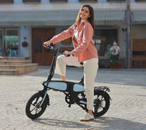 Femme debout avec le vélo électrique pliant DYU C2 en ville