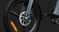 Roue avant et fourche du DYU T1 sur fond sombre