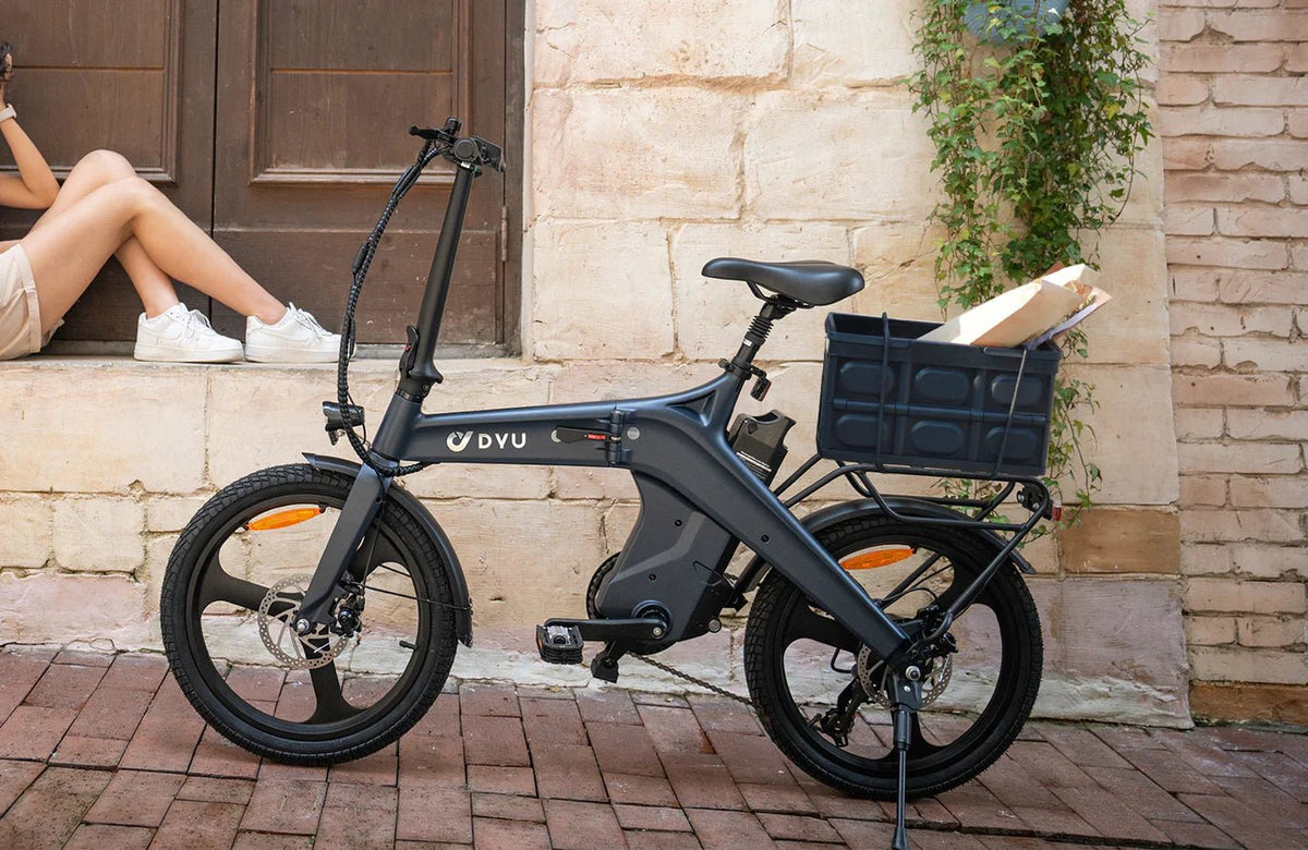 Vélo électrique pliant DYU T1 vu de profil en ville
