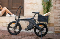 Vélo électrique pliant DYU T1 vu de profil en ville