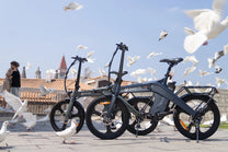 Vélo électrique pliant DYU T1 vu de profil en groupe en ville