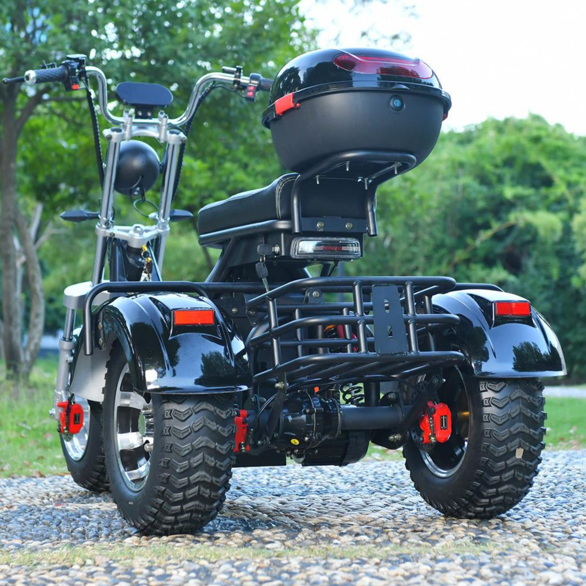 Tricycle électrique eHoodax 05WQ vu de trois-quarts arrière sur un chemin de gravier