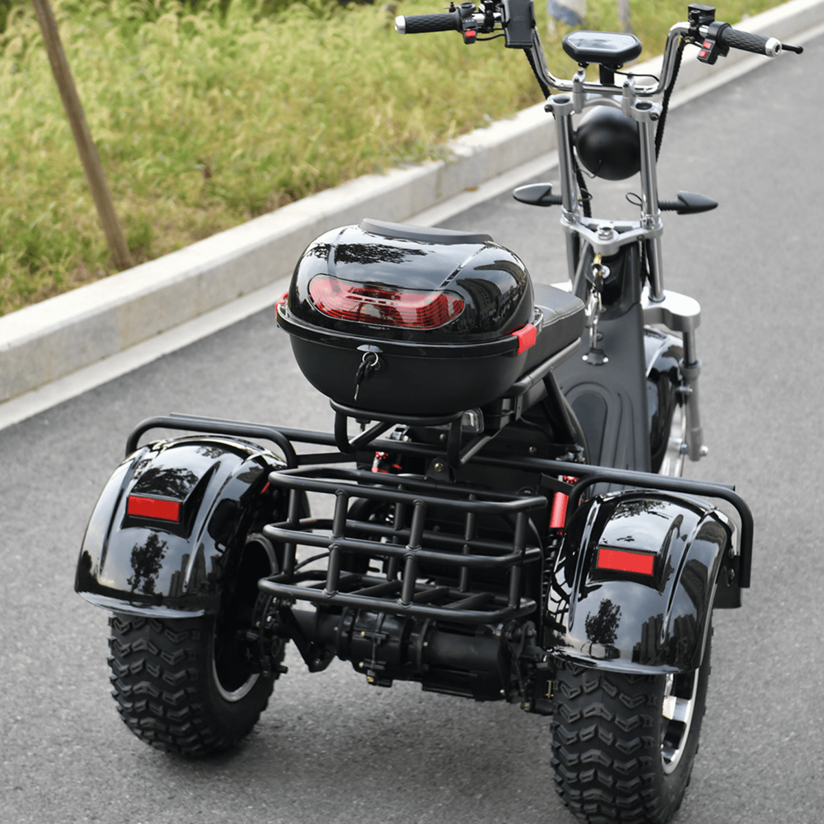 Tricycle électrique eHoodax 05WQ vu de trois-quarts arrière sur la route