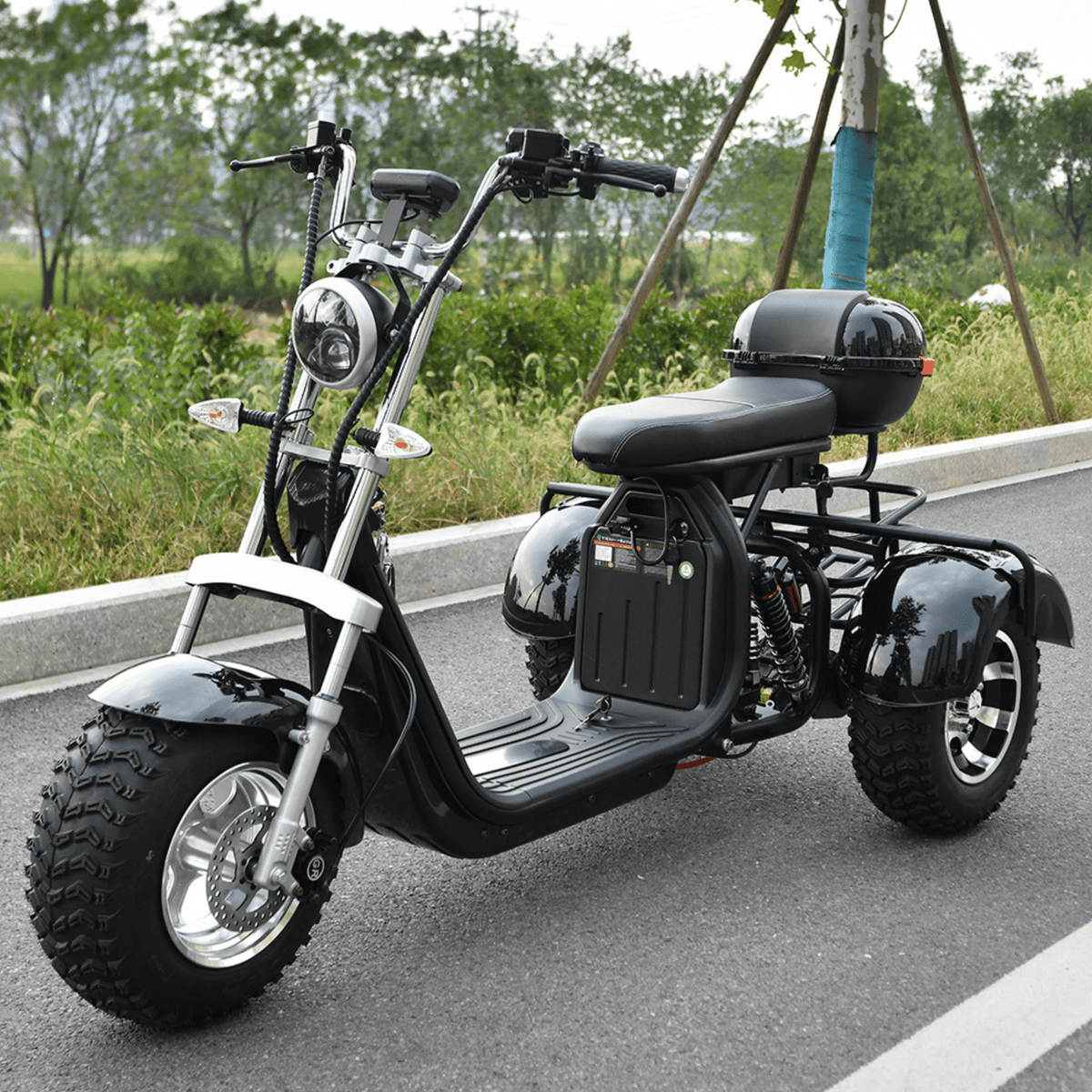 Tricycle électrique eHoodax 05WQ vu de trois-quarts avant sur la route