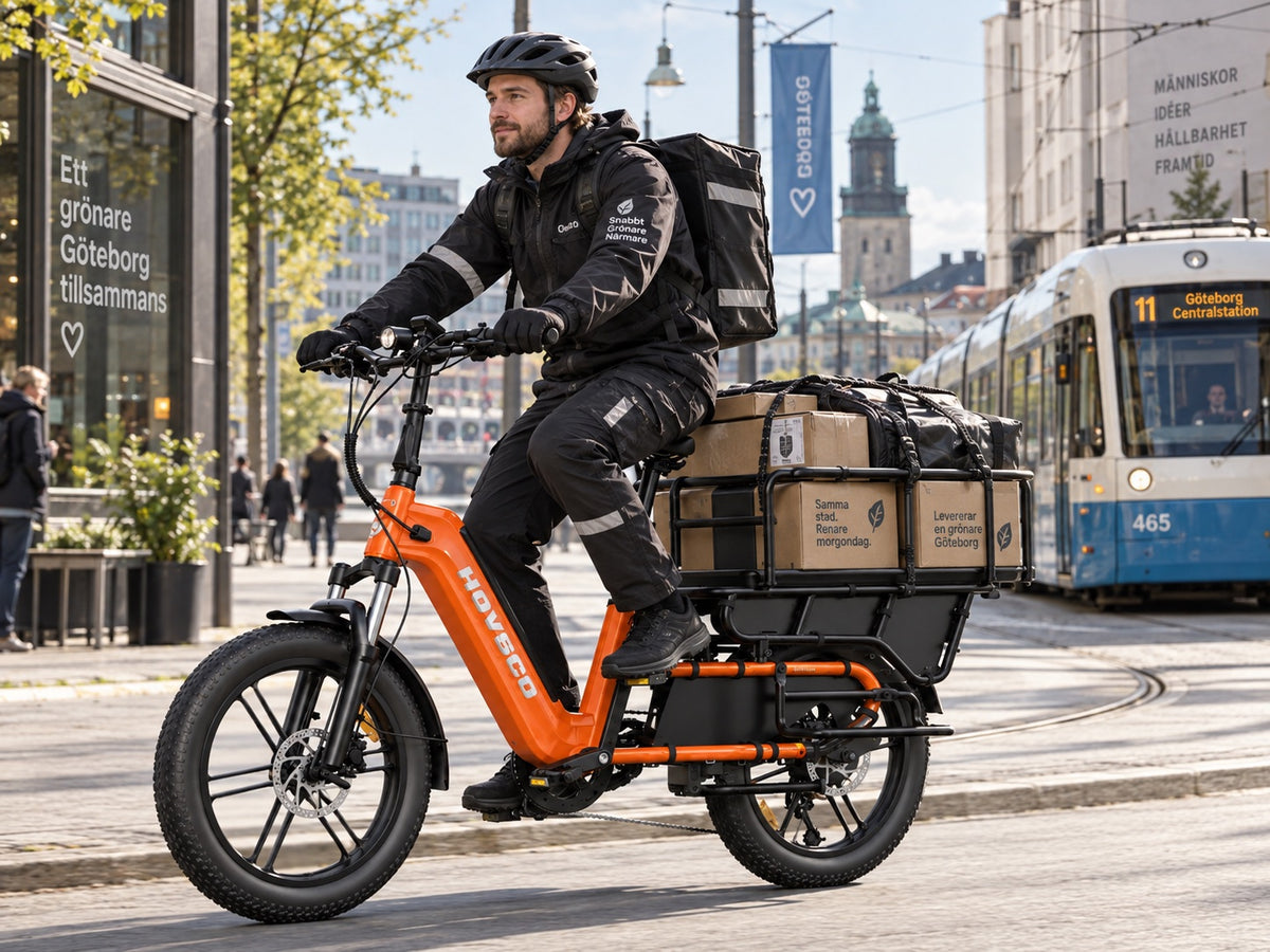 Coursier livrant des colis à vélo cargo électrique HOVSCO à Göteborg