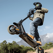 Pilote sautant avec la trottinette électrique ENGWE Y700