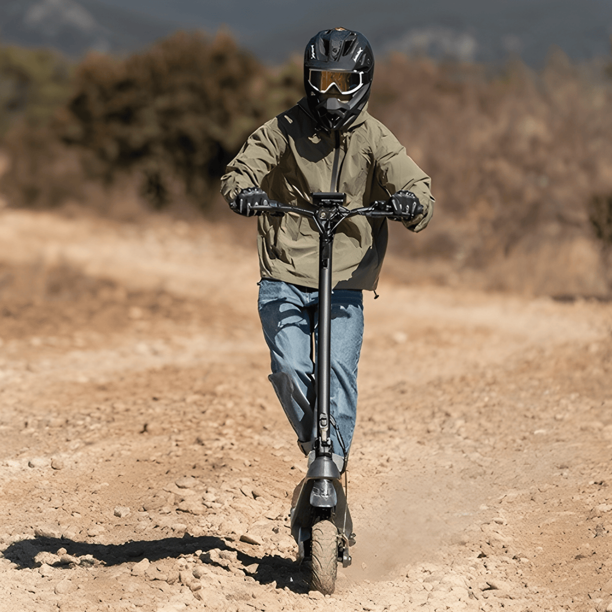 Personne roulant sur la trottinette électrique ENGWE Y700 sur un chemin de gravier