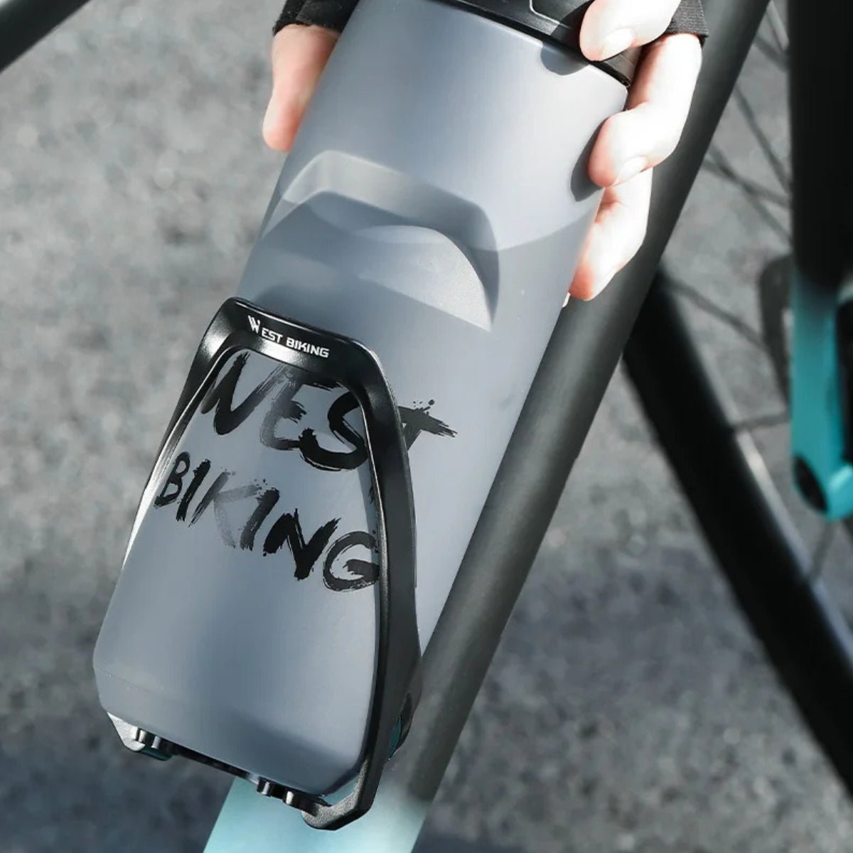 Porte-bidon pour cadre de vélo électrique en utilisation