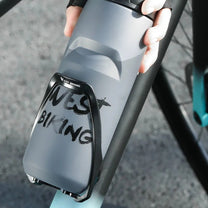 Porte-bidon pour cadre de vélo électrique en utilisation
