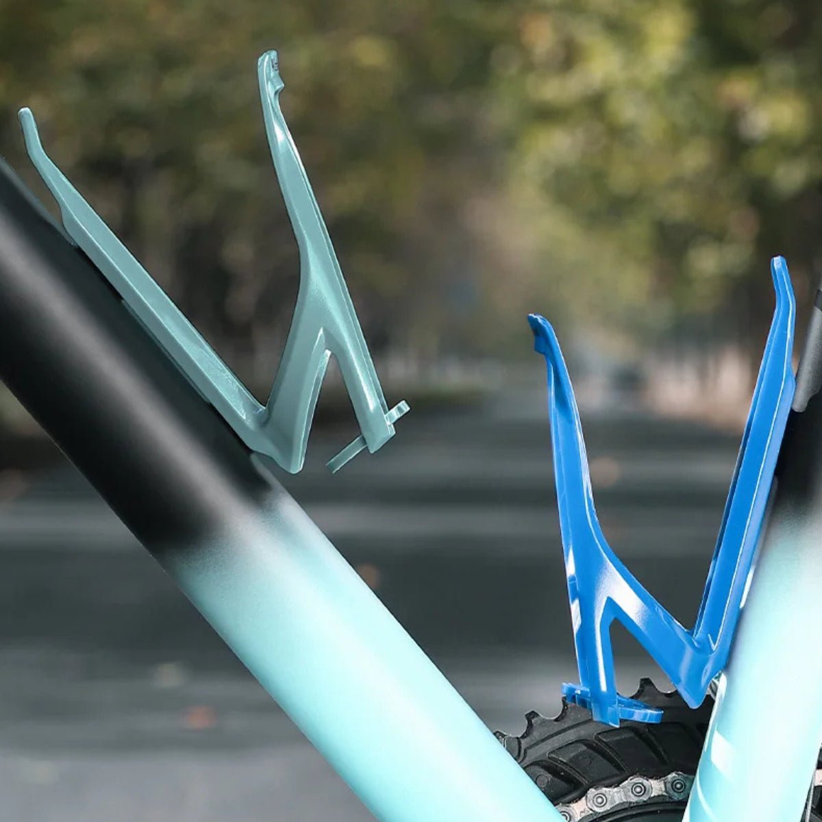 Porte-bidon pour cadre de vélo électrique en bleu sur un vélo en extérieur