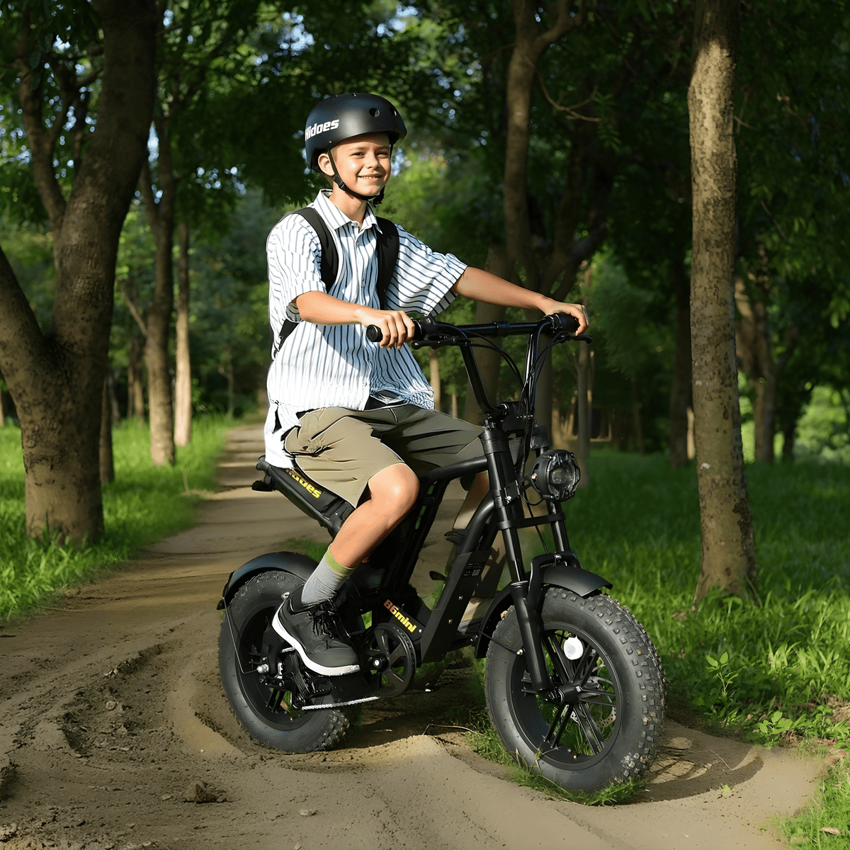 Homme roulant sur le vélo électrique fat bike Hidoes B6 Mini en forêt