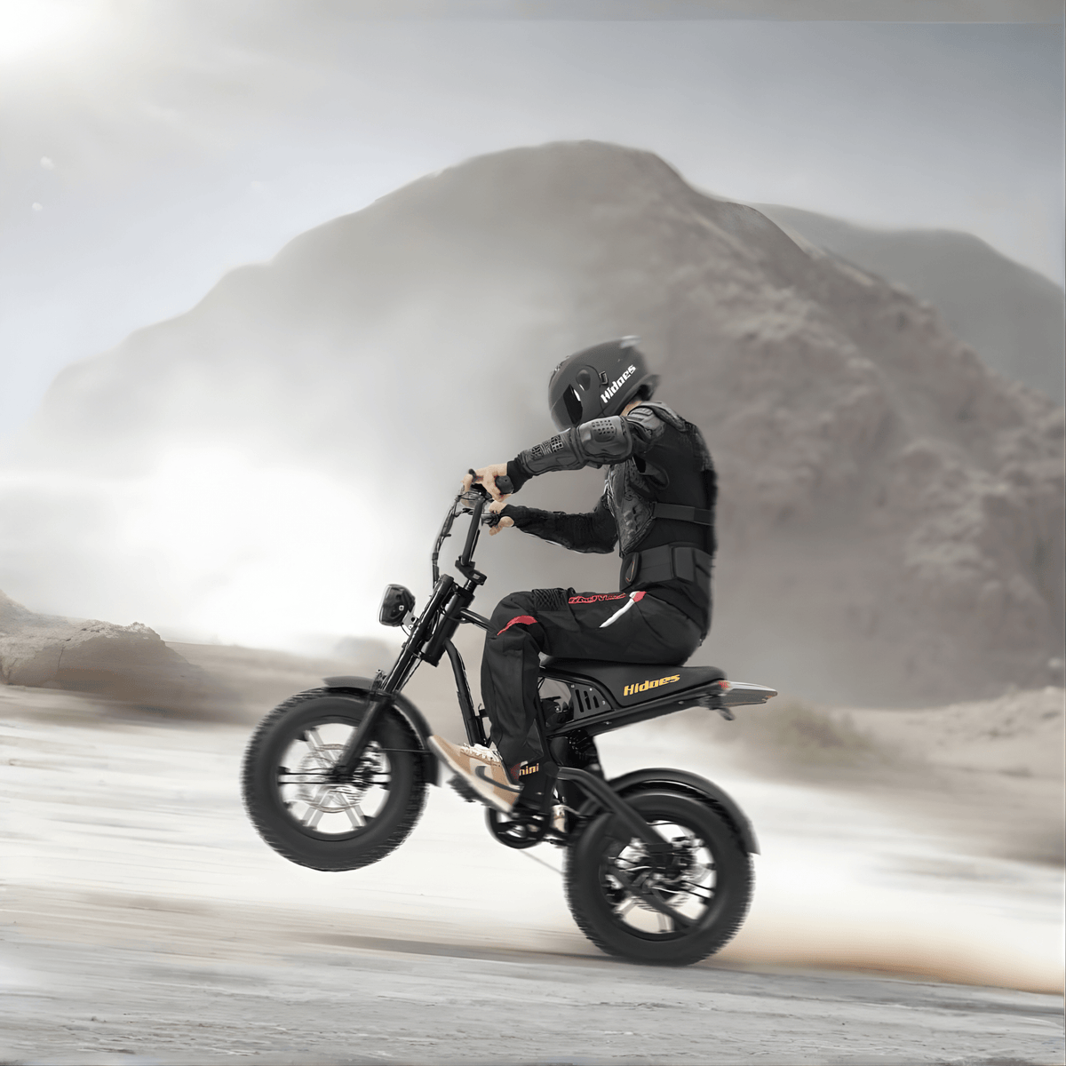 Homme roulant sur le vélo électrique fat bike Hidoes B6 Mini sur un terrain sablonneux