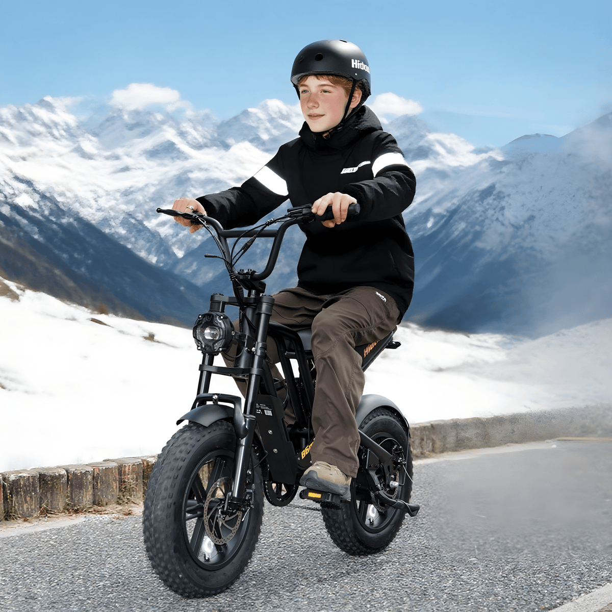 Homme roulant sur le vélo électrique fat bike Hidoes B6 Mini dans la neige