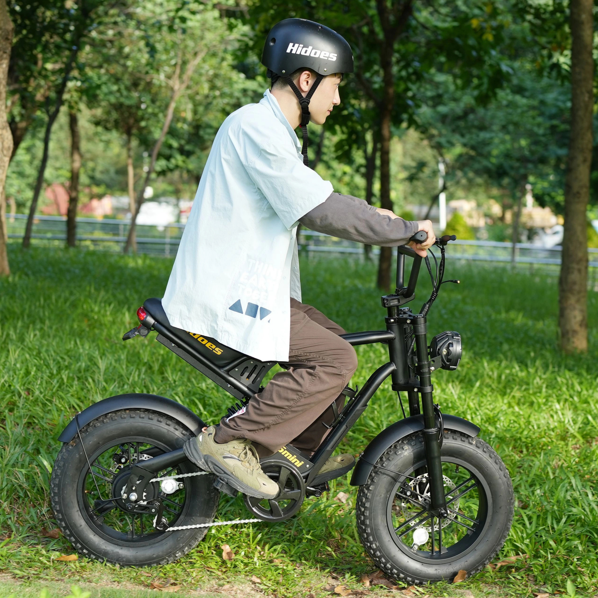 Homme roulant sur le vélo électrique fat bike Hidoes B6 Mini dans un parc