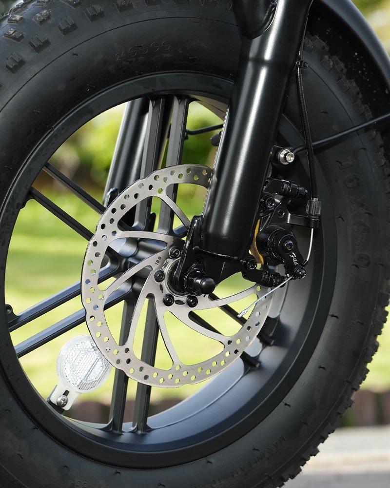 Roue avant et fourche du Hidoes B6 Mini en gros plan