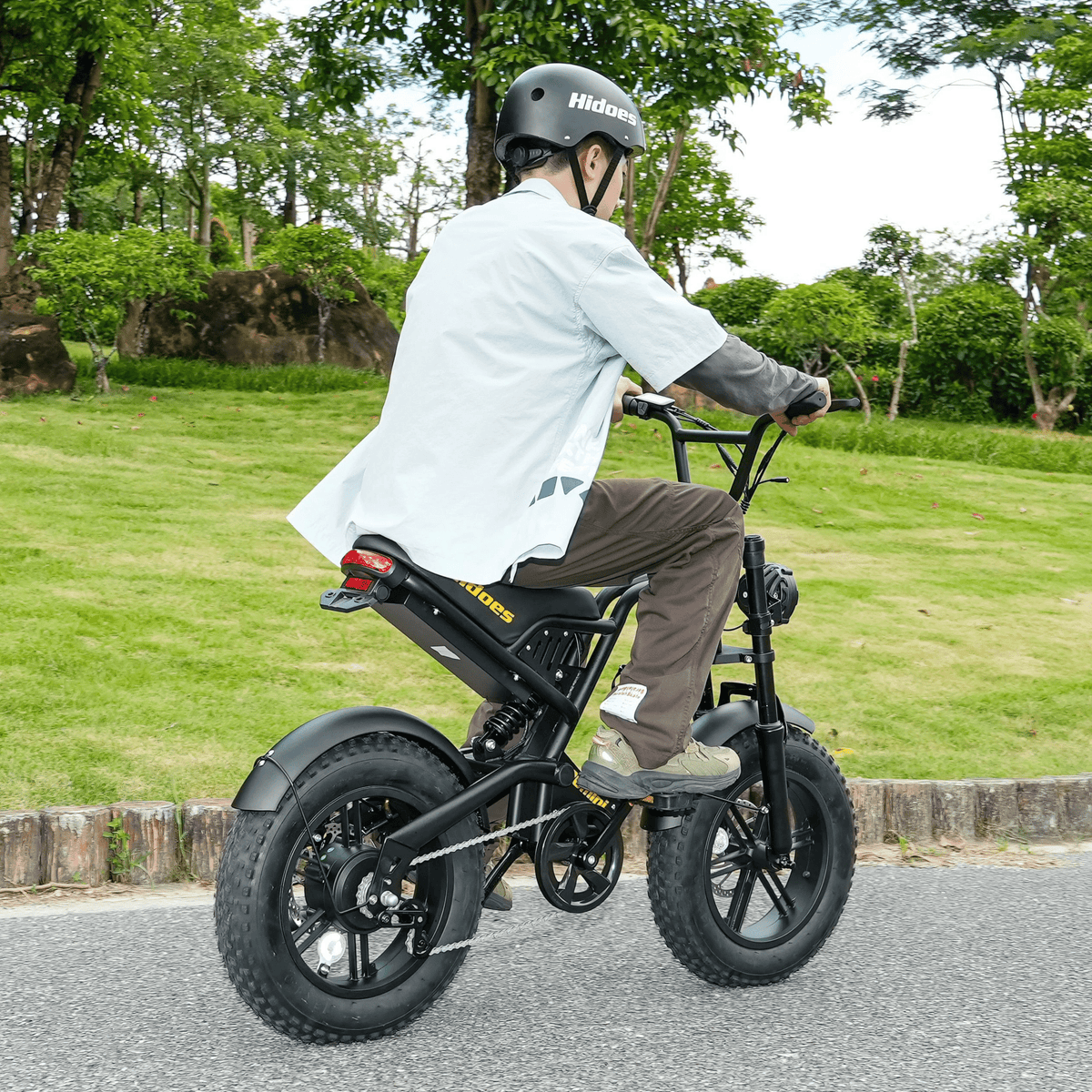 Homme roulant sur le vélo électrique fat bike Hidoes B6 Mini dans un parc